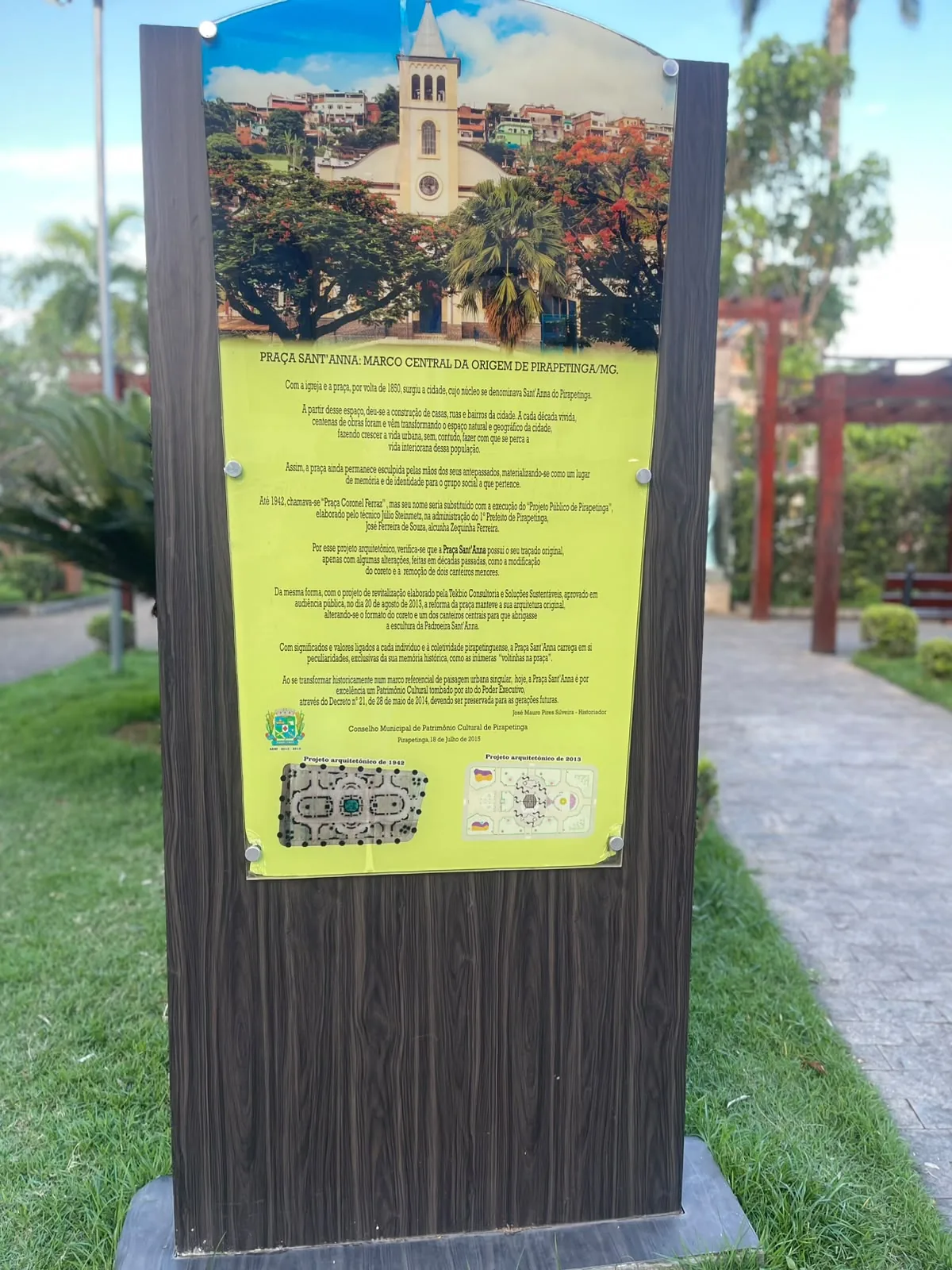 O totem "Praça Sant'Anna: marco central da origem de Pirapetinga/MG", do Conselho Municipal de Patrimônio Cultural (texto de José Mauro Pires Silveira, historiador, 18/07/2015). É a fonte do texto