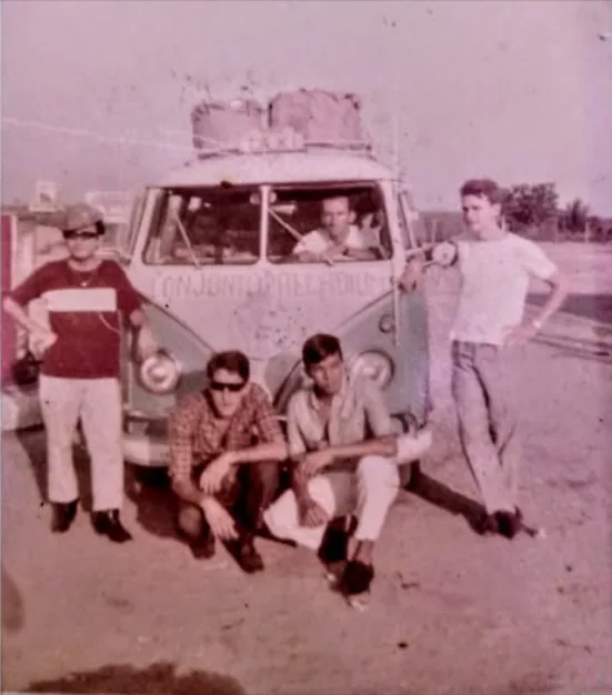 O Conjunto Palladium: cinco rapazes em volta de uma Kombi com o nome do conjunto pintado na frente e "TAXI" no bagageiro