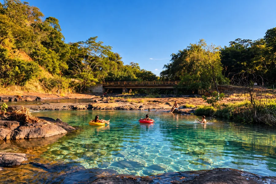O sonho: o poço das pedras do Rio Pirapetinga com água transparente e gente de boia